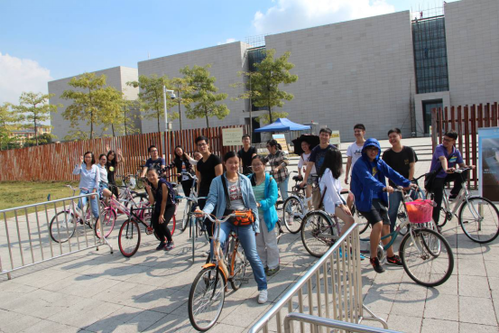 (车队抵达后,在辛亥革命纪念馆前合影。)