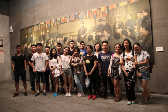 (同学们在展厅内的巨幅油画前合影留念。/摄影:崔慧莹)