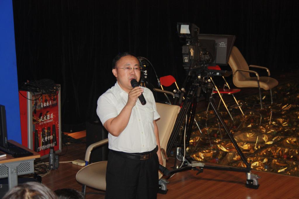 (开学典礼由侯迎忠副院长主持。)