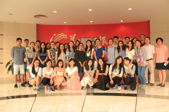 (我院老师与研究生生同园区负责人合影留念。)