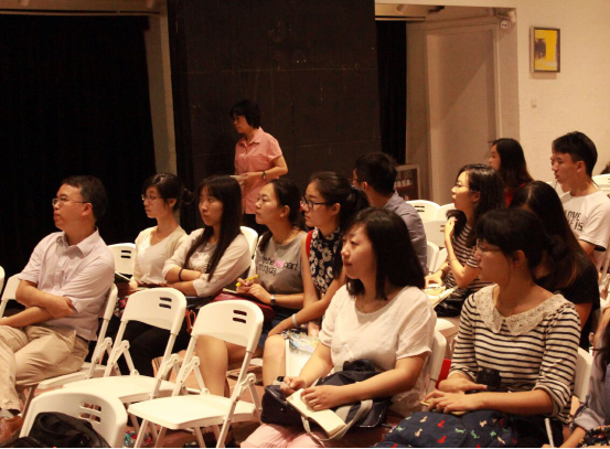 (刘超教授和研究生们一起聆听园区负责人对园区的介绍。)