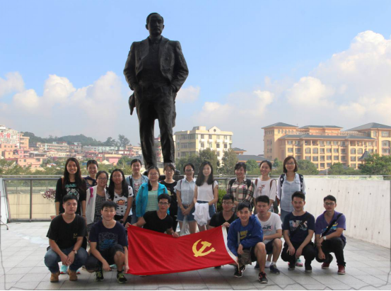 (同学们在孙中山先生铜像雕塑《风雨泰然》前合影。)