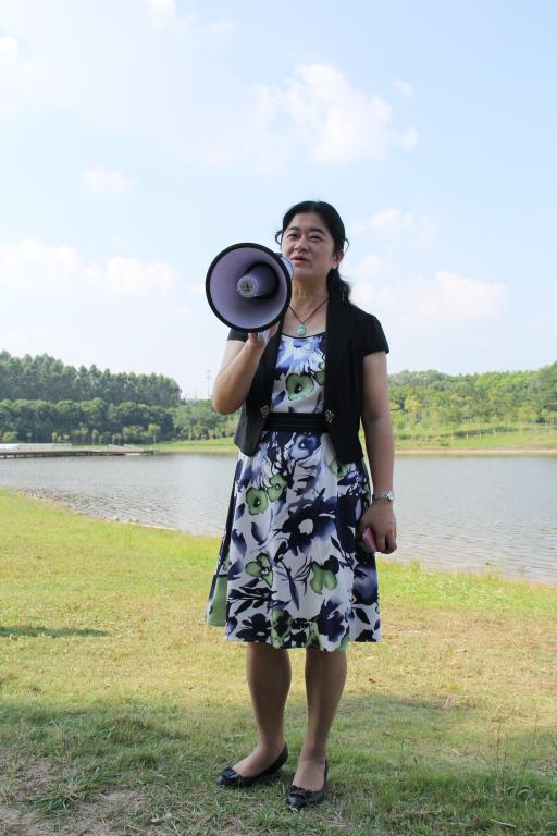 (学院党委书记黄秀娟致辞。)