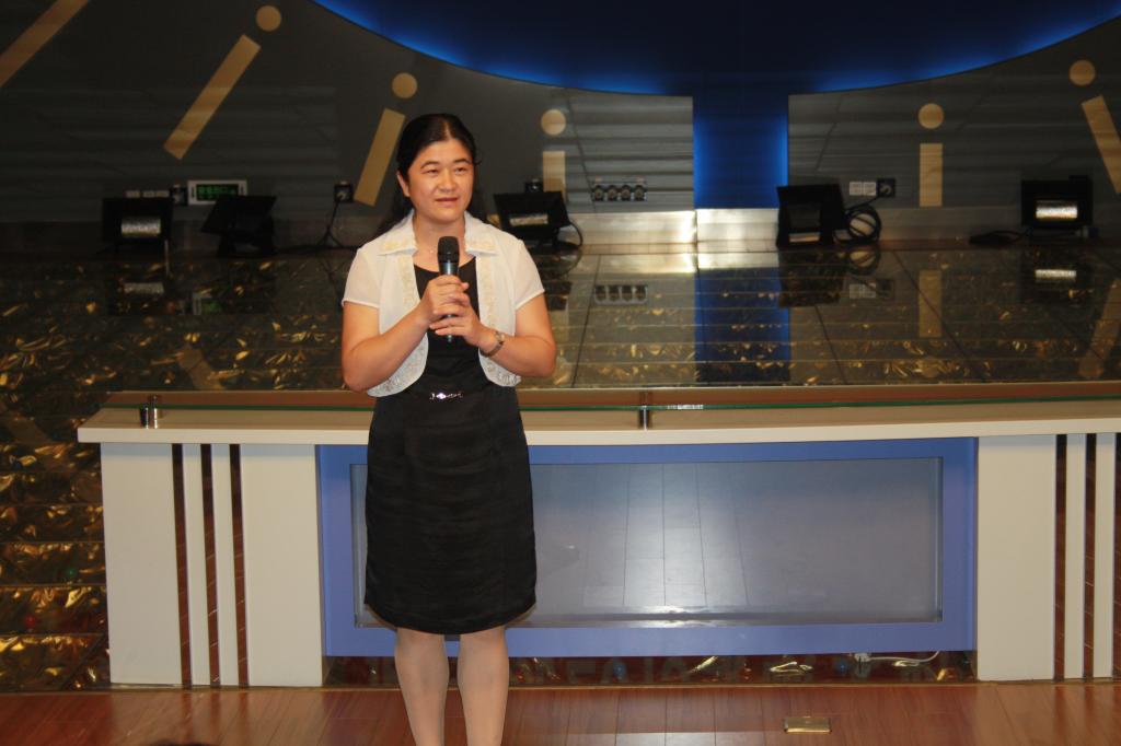 (黄秀娟书记致辞。)