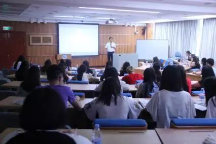 杨魁教授在讲课