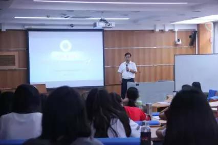 杨魁教授在讲课