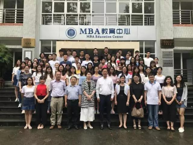 全体学员及老师合影