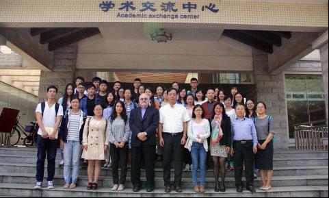 Carl Botan教授与我院师生合影留念