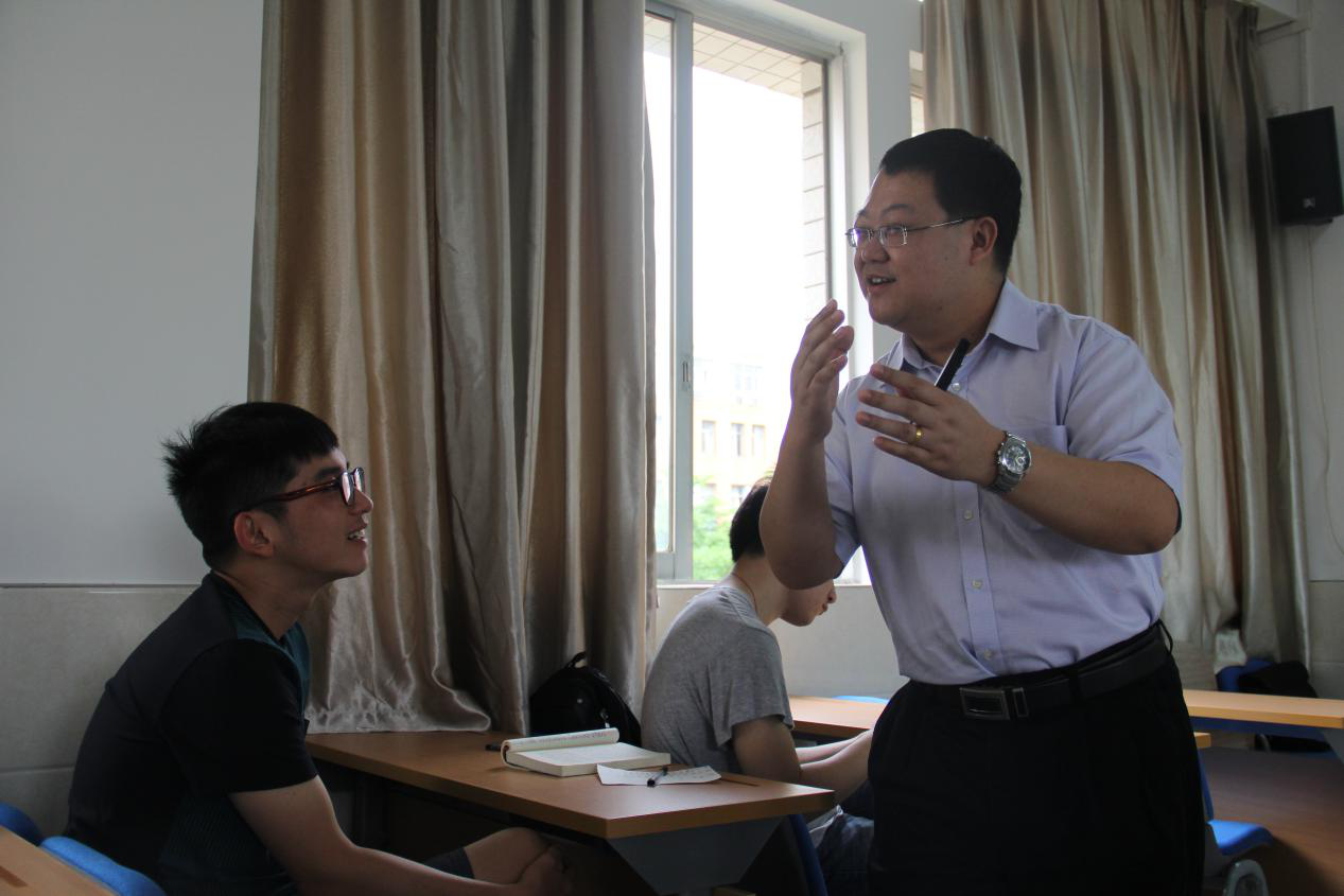 与同学们互动交流。摄影/夏偲婉