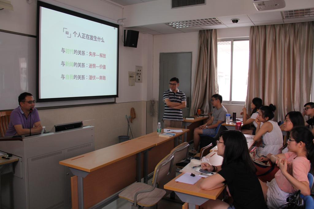 (同学们专心聆听。)