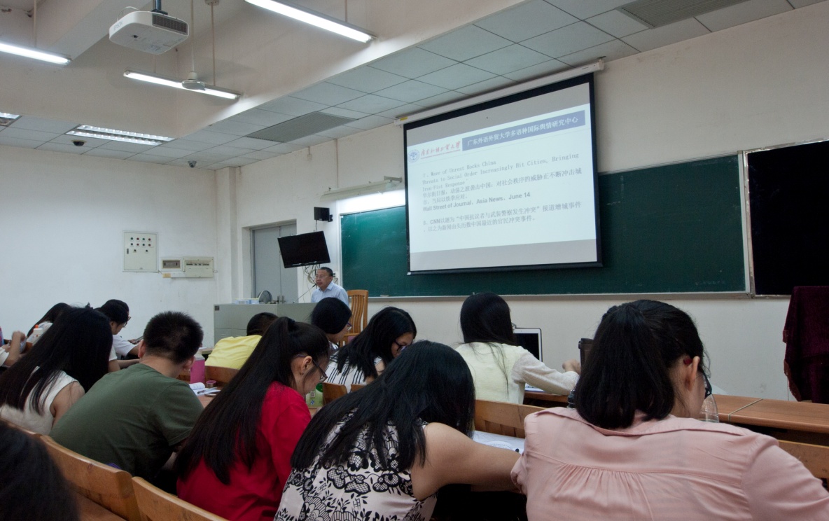 侯迎忠老师在讲课