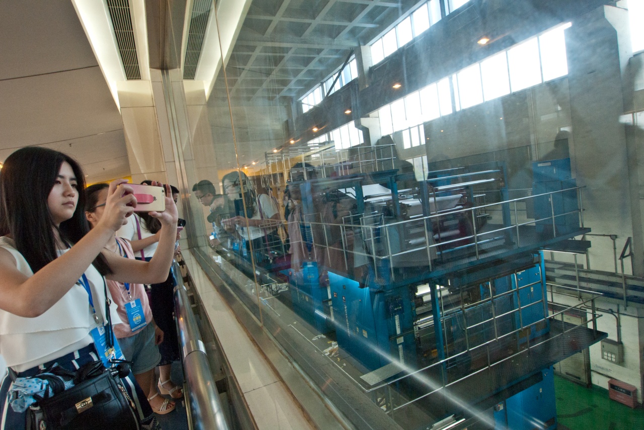 学员参观报纸印刷系统