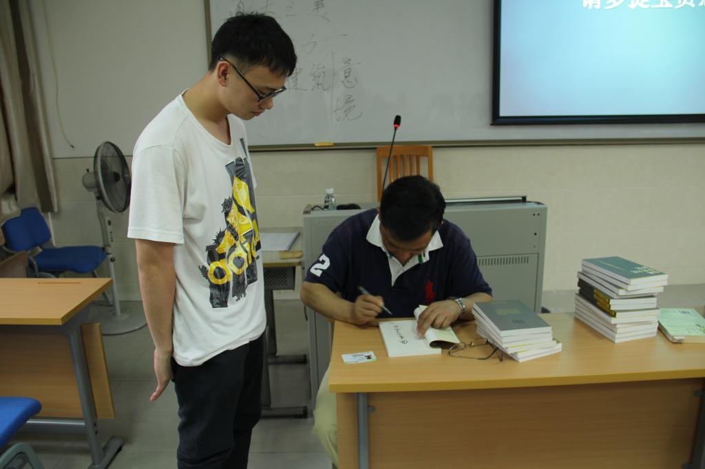 於教授赠书并为学生题写赠语