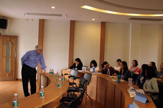 Carl Botan教授与学生交流