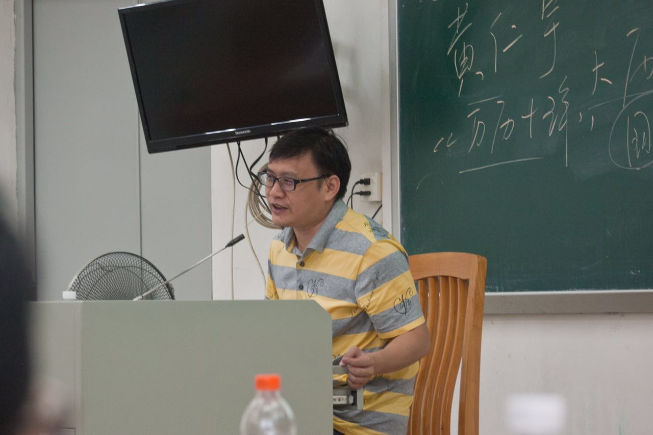 赵建国教授在与同学们交流