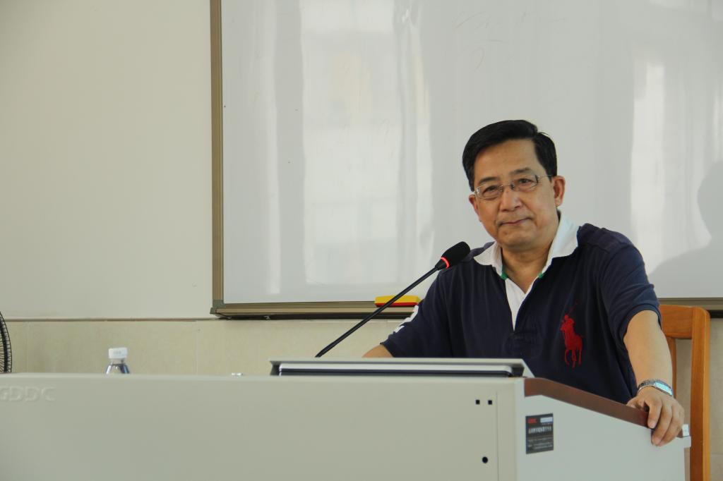 於教授给学生们讲解城市美学