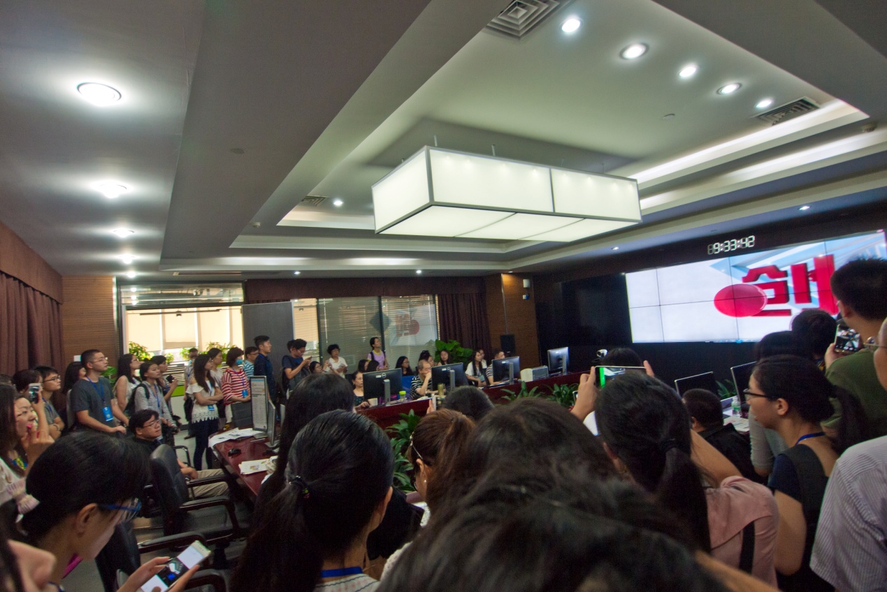 学员参观全媒体指挥中心