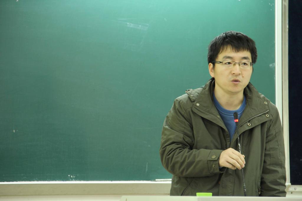 (刘涛教授为同学们讲解“空间”概念。)